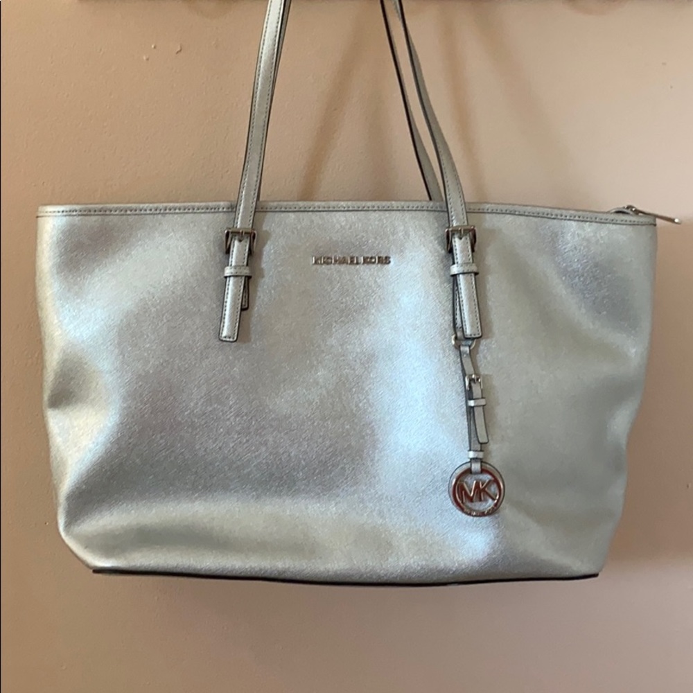 🔥Michael Kors silver metallic tote🔥